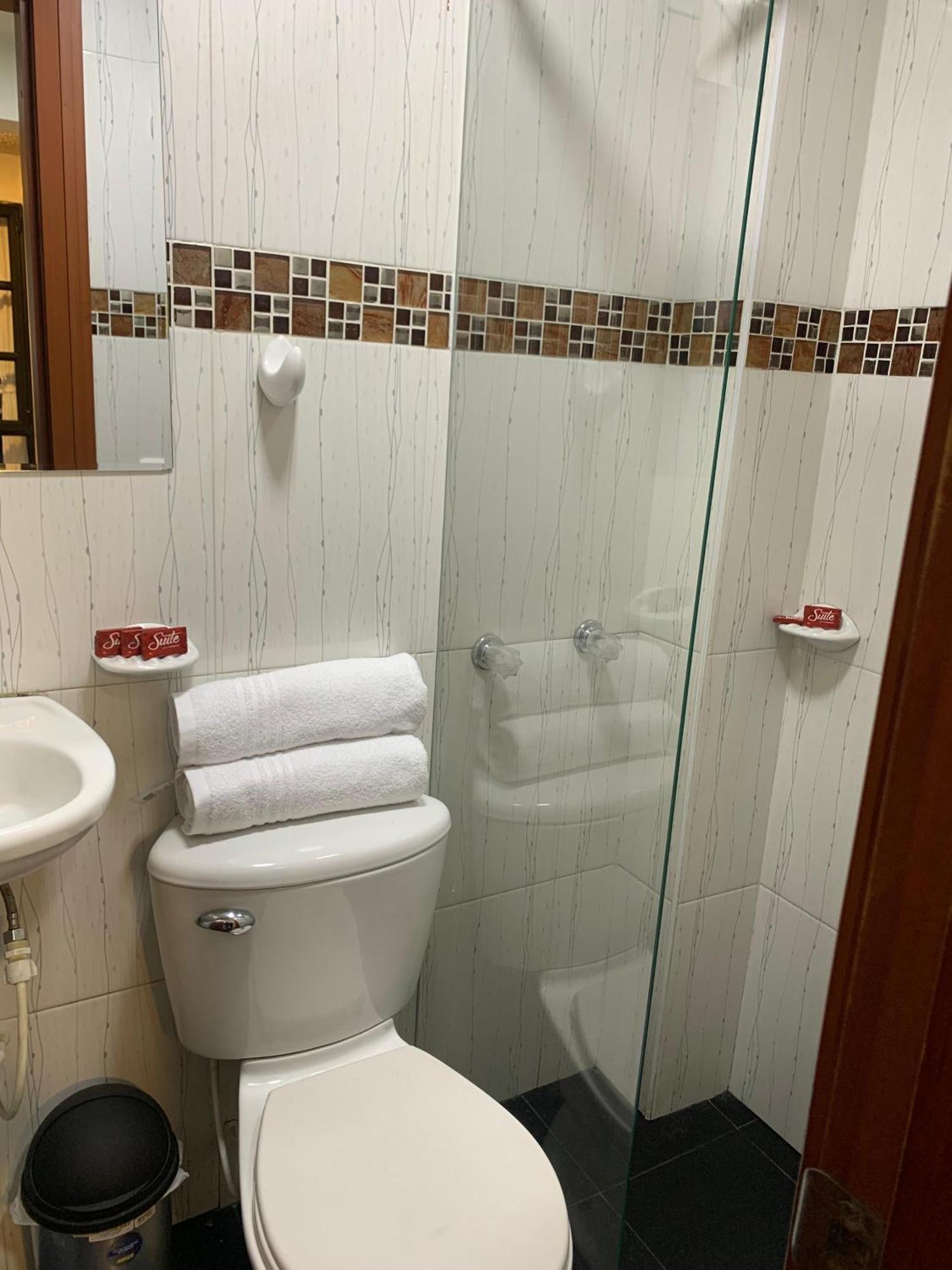Apartasuites 53 Cerca Al Aeropuerto 02
